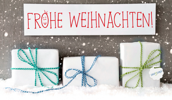 Geschenke mit einem Banner auf dem Frohe Weihnachten steht