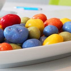 Bunte Schokobohnen liegen auf einem Teller bereit.