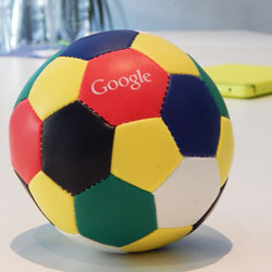 Ein bunter Ball mit dem Google Logo.