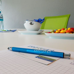 Im Meetingraum der Internetagentur pixlscript liegen Stifte und Visitenkarten bereit.