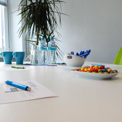 Der Besprechungsraum der Agentur für Webdesign ist für eine Schulung vorbereitet.