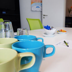 Getränke und Tassen stehen für eine Schulung rund um das CMS Contao bereit.