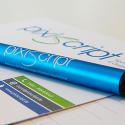 Ein blauer Stift liegt auf einer Visitenkarte der Internetagentur pixlscript.