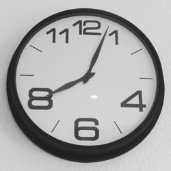 Die Wanduhr im Meetingraum der Agentur.