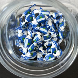 Blaue Bonbons in einem Glas