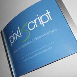 Das Türschild der pixlscript GbR, Untertitel: Agentur für Webseiten und Webanwendungen